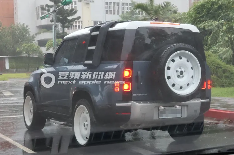 李聖傑開著266萬元的Land Rover休旅車疾駛耍帥。特勤中心攝