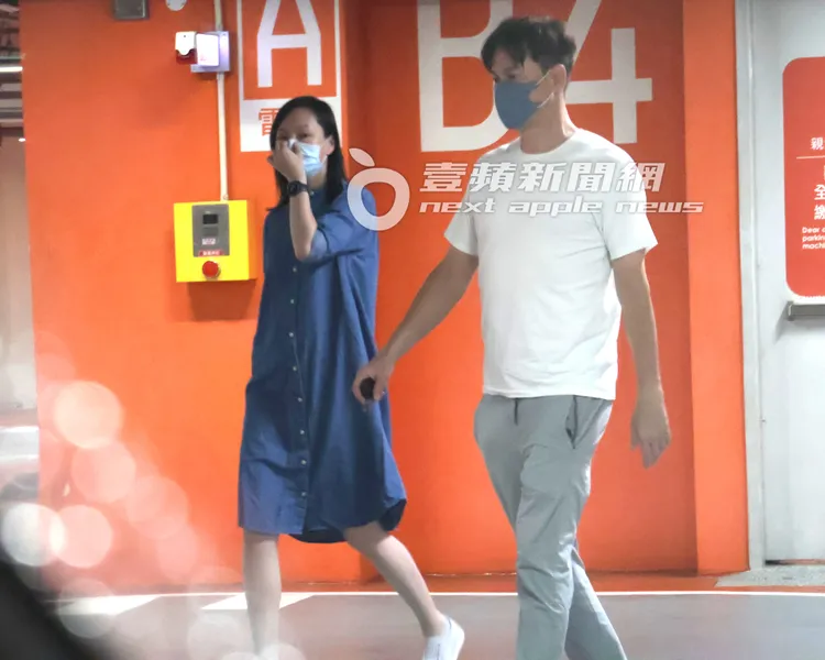 「孕味妹」（左）已經戴上口罩，但還是謹慎小心用手摀住嘴巴，深怕被認出來。特勤中心攝