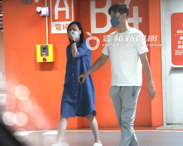 李聖傑（右）和「孕味妹」都戴上口罩，相當低調。特勤中心攝