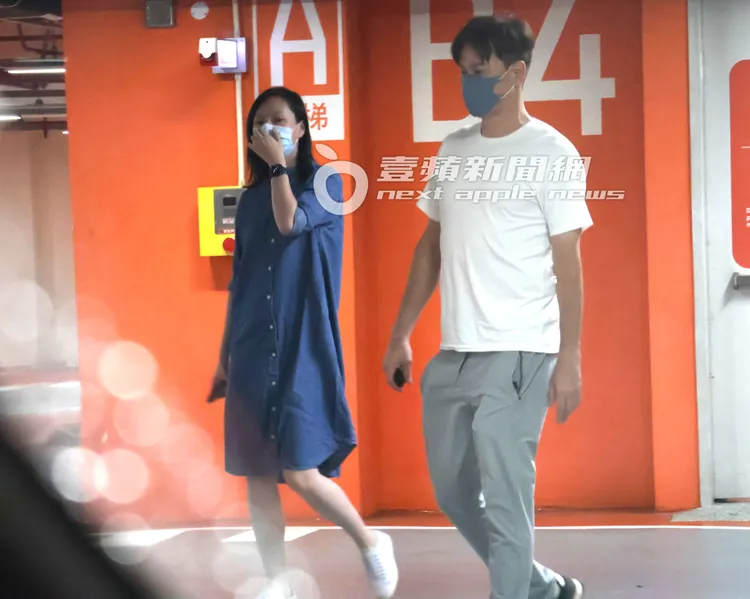 李聖傑（右）和「孕味妹」發現電梯沒動，這才放棄離開。特勤中心攝