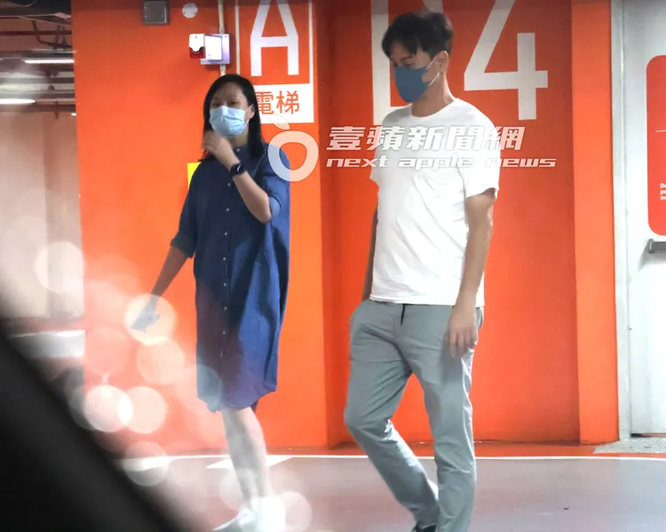 李聖傑（右）拖著腳一拐一拐，慢慢走回車旁。特勤中心攝