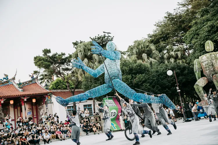 山海大偶身高4.5米。出動共12位操偶師，細緻又富含氣勢的動作讓大偶栩栩如生。中信文教基金會提供