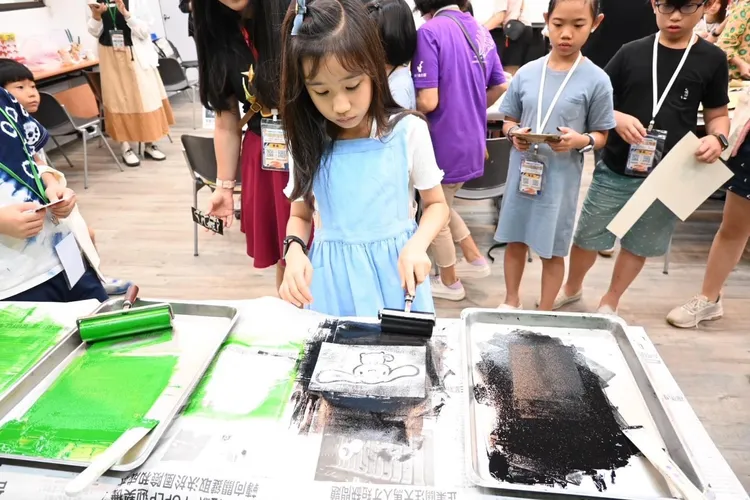 現場還有廢材玩版畫、玩具醫生、趣味闖關等活動。中信文教基金會提供