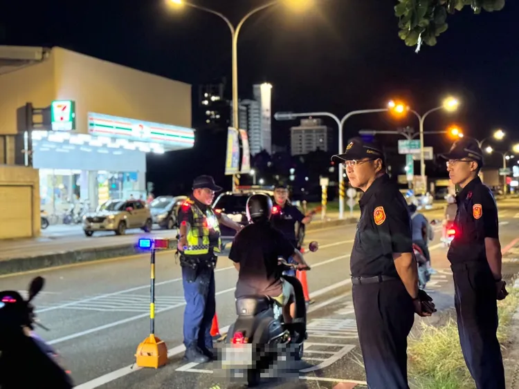 台南警方昨晚起加強重要場所及路檢，避免槍案後續效應，宣示打擊犯罪決心。警方提供