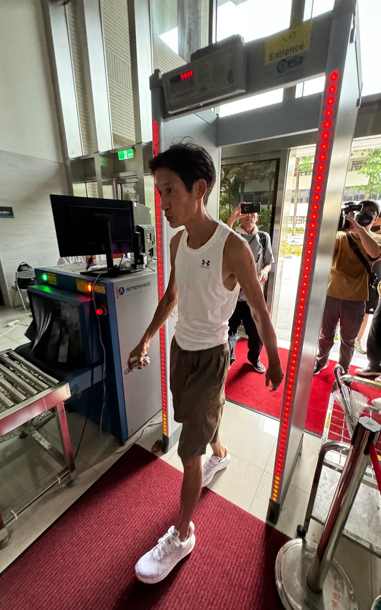 唐治平準備走過安檢機器。特勤中心攝
