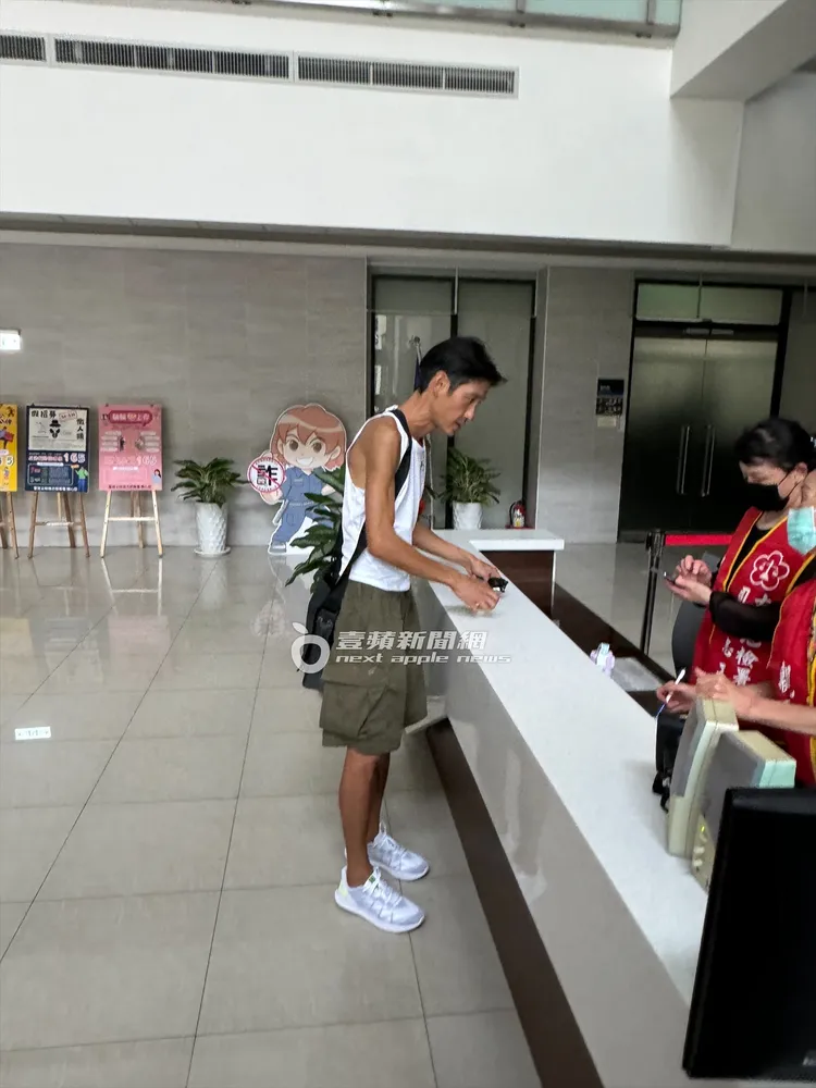 唐治平到櫃檯登記資料。特勤中心攝