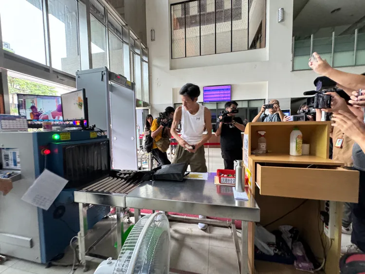 唐治平隨身物品過安檢。特勤中心攝