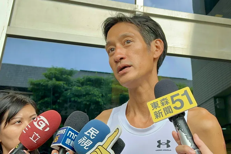 藝人唐治平今2度到士林地檢署確認母親死亡證明，40分鐘後步出受訪。特勤中心攝