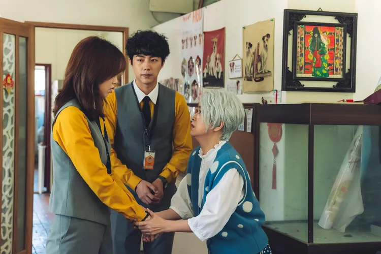 王月（右）客串悲痛失去愛貓的「金太太」，她現場真情流露時常淚如雨下，蔡凡熙（中）、陳庭妮也被感染情緒。逆光電影提供