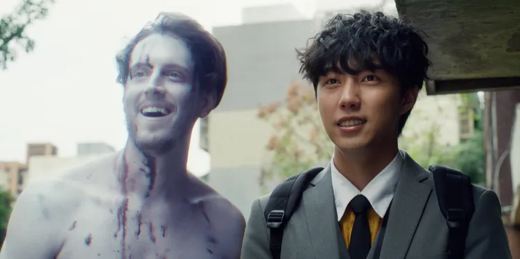 蔡凡熙（右）從房仲菜鳥升級，使用通靈能力調查外國裸男墜樓案件。逆光電影提供