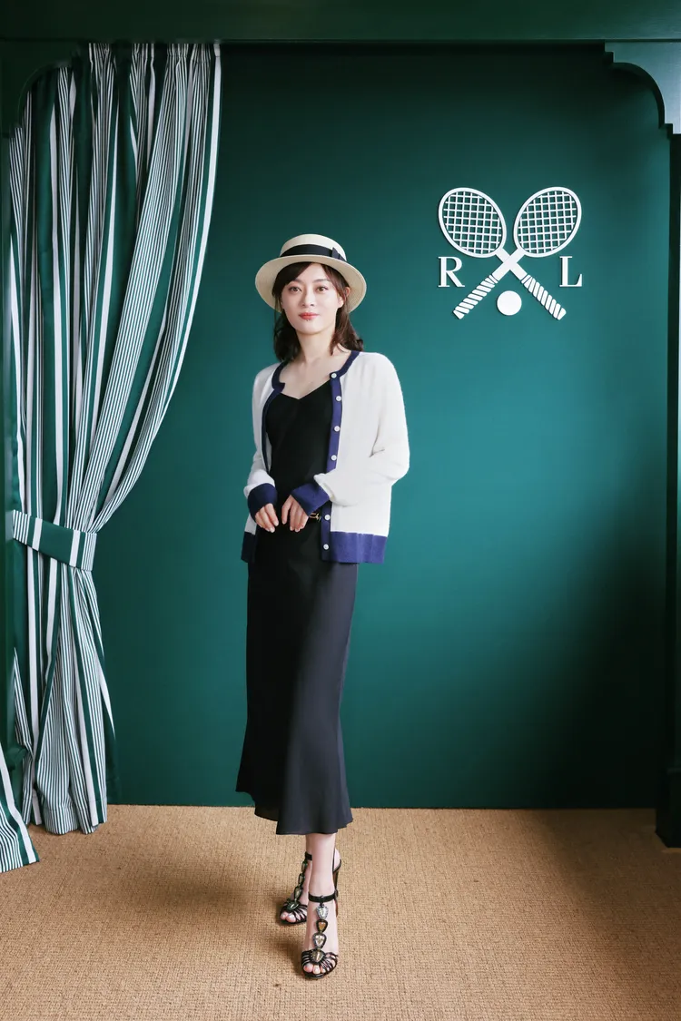 孫儷選穿黑色長洋裝外搭白底滾藍邊針織外套。品牌提供