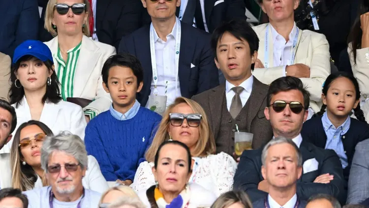 孫儷（左）與鄧超（右二）帶小孩看溫布頓網球公開賽女單決賽。翻攝虎爸周星微博