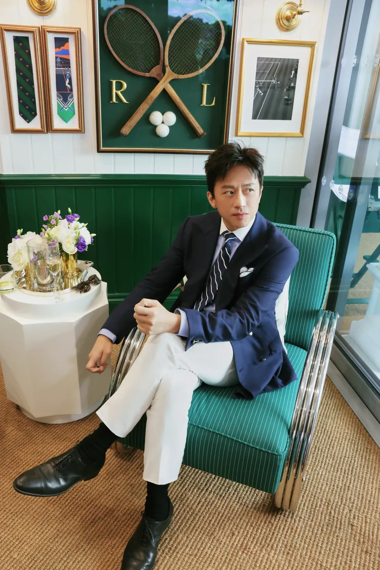 鄧超換上海軍藍雙排扣西裝外套，造型相當有美式貴族風範。品牌提供