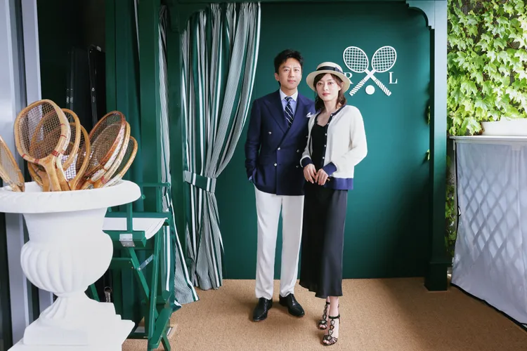 鄧超（左）、孫儷（右）藉由藍白色調打造出情侶裝。品牌提供