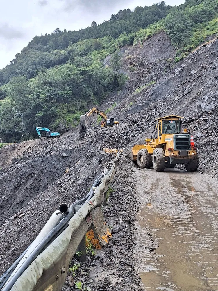 台8線77k靈甫橋路段仍在搶修中。谷關工務段提供