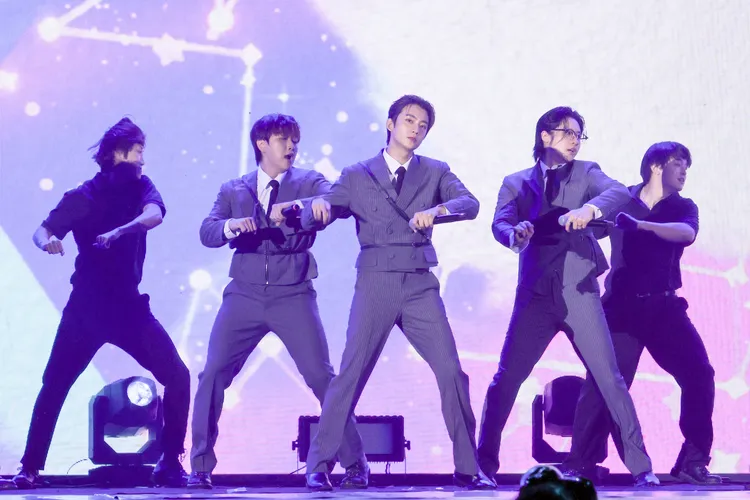 B1A4主唱燦多（左起）、孔燦、CNU勁歌熱舞。COME ON JKSSP提供