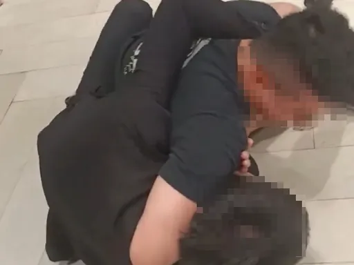 基隆西裝男麥當勞怒拍桌!無辜店員被咆哮 下秒遭壓制上銬