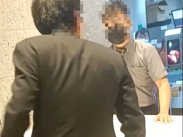 李姓男子遂在櫃台大聲咆哮並砸毀商品。翻攝照片