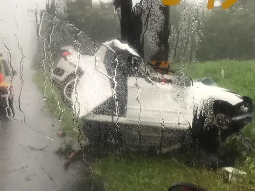 台南死亡車禍！21歲男駕車撞電桿亡　轎車折成V形廢鐵　