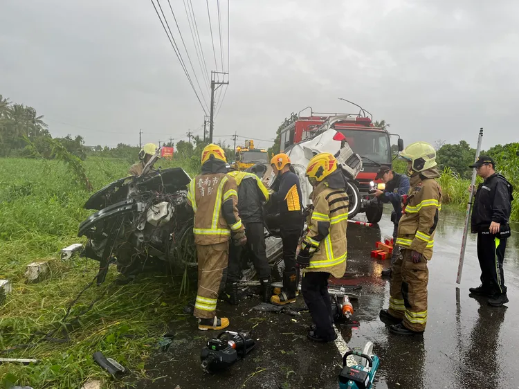 警消到場協助吳姓男子脫困，但因傷重已當場身亡。民眾提供。