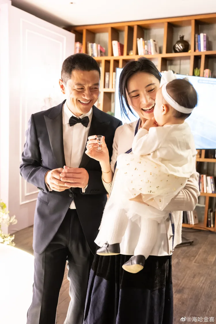 李亞鵬2022年與小18歲的海哈金喜再婚，育有2歲女兒。翻攝海哈金喜微博