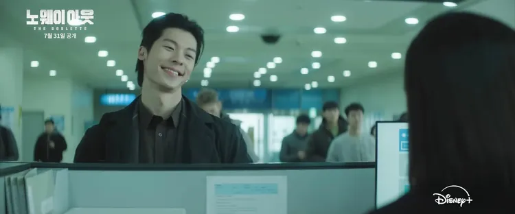 許光漢飾演殺手「微笑先生」，影片中一登場就笑個不停。翻攝YouTube