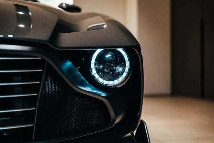 Aston Martin Valour 的外觀靈感源自1970年代經典 V8 Vantage 與 1980 年RHAM/1 ‘Muncher’ Le Mans 賽車。業者提供