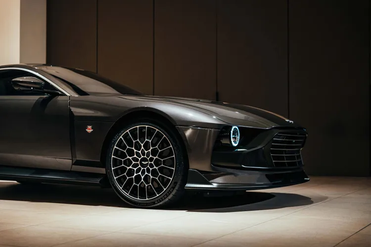 21吋輕量化鍛造合金輪圈造型源自品牌旗艦女武神 Valkyrie，配備品牌專屬 Michelin Pilot Sport S 5 胎款。業者提供