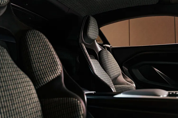 輕量化碳纖維跑車座椅，搭配的是頂級蘇格蘭羊毛格紋布。業者提供