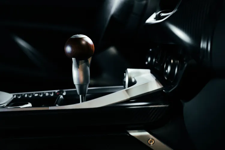 排檔頭可選擇鋁合金、鈦金屬、碳纖維或胡桃木等多樣化材質。業者提供