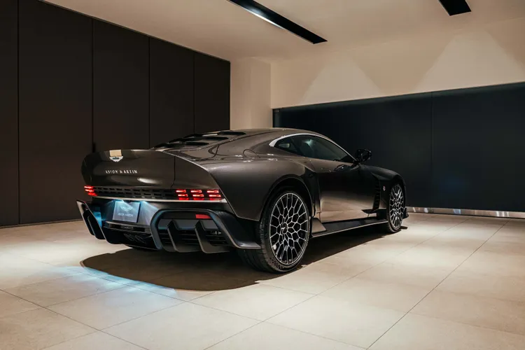 Valour的尾燈造型呼應品牌旗艦超跑Valkyrie，每側六盞LED燈片坐落於實心鋁製材質加工的飾條內。業者提供