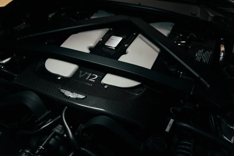 品牌首次將 5.2 升V12 雙渦輪增壓引擎與專屬六速手排變速箱結合，具備715 PS及753 Nm的動力輸出。業者提供
