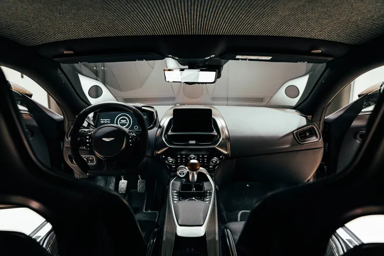 品牌於內裝延續對Aston Martin眾多經典車款的致敬。業者提供