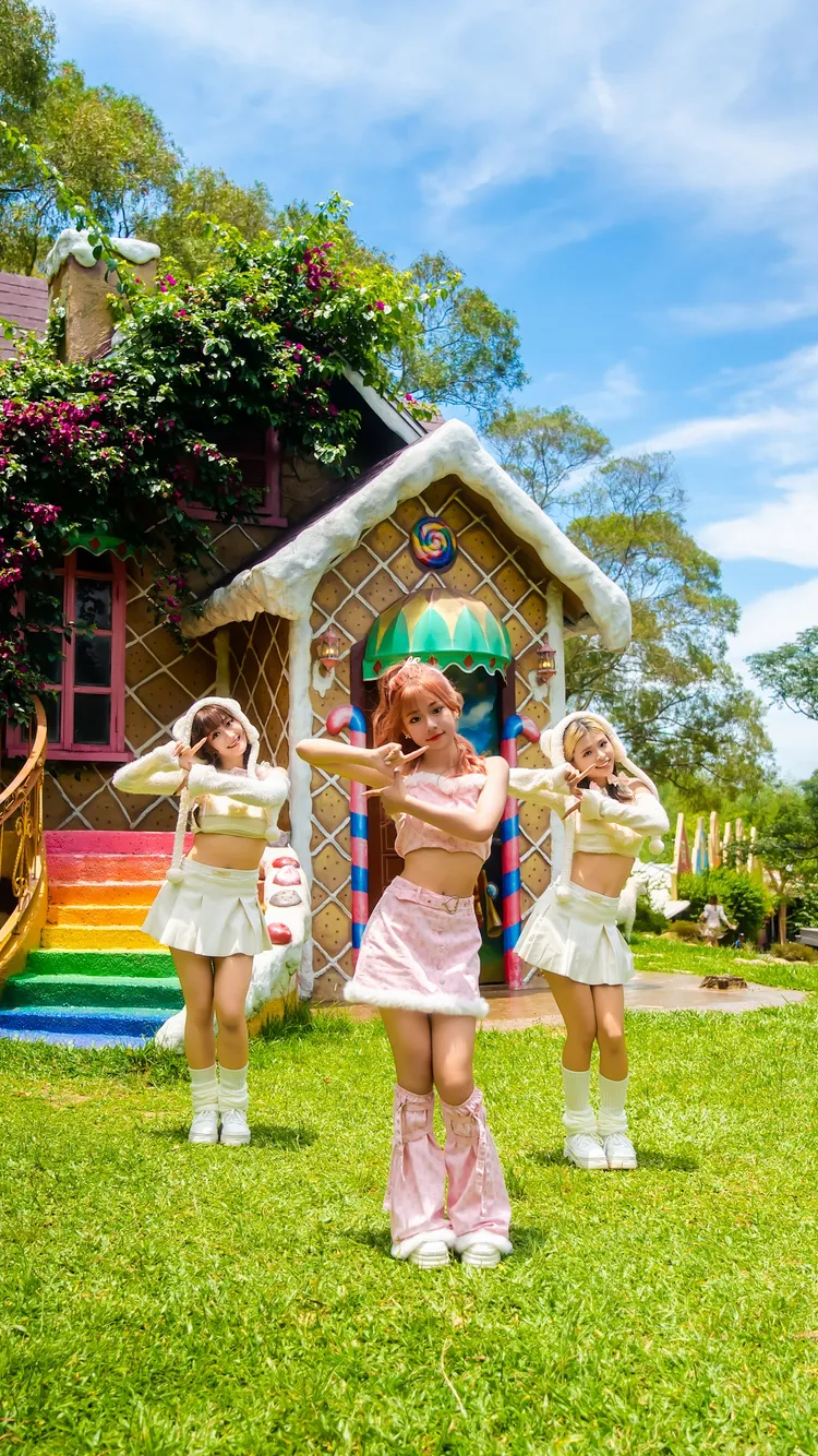 欣菲(中)圓夢推出音樂作品。品緁娛樂提供 