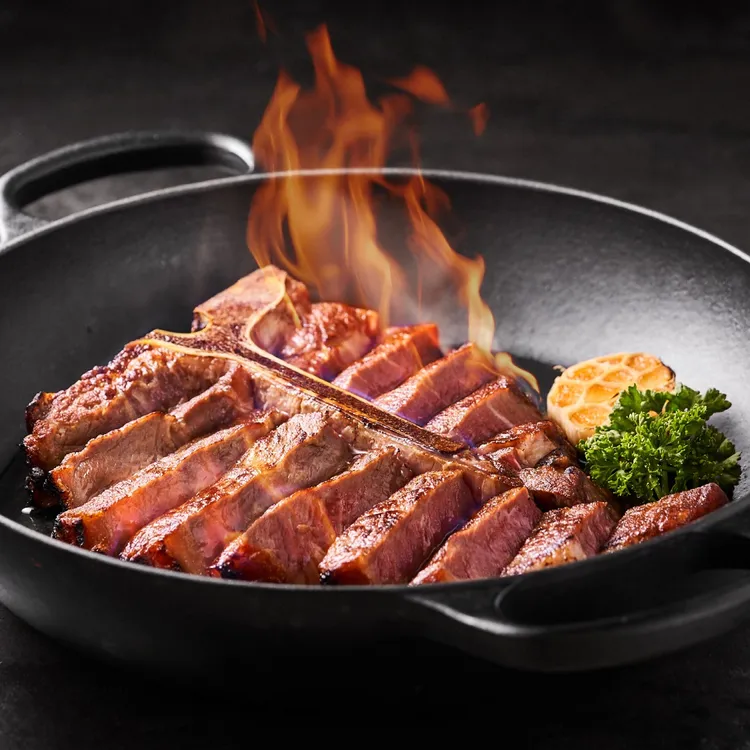 THE WANG推薦明星主餐「乾式熟成丁骨牛排」美國PRIME等級，經乾式熟成28天，體驗視覺與味覺的多重滿足。業者提供