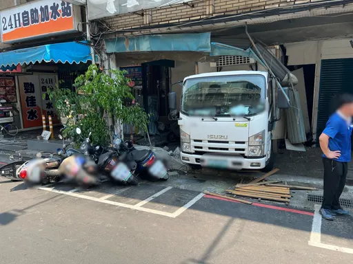物流車忘拉手煞車「倒退嚕闖路口」 失控畫面曝!連撞7車撞進民宅釀1人傷