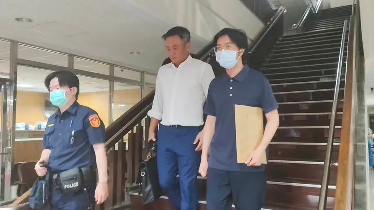 李嘉豪獲北院裁定1000萬元交保後，在律師陪同下離開法院。張欽攝影