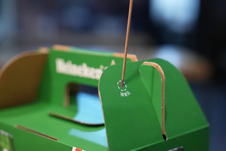 中元普渡拜拜就是要海尼根，插香孔都準備好了。業者提供