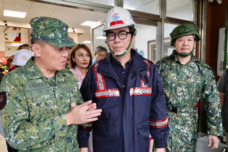 陳其邁感謝軍方全力協助整體撤離工作。市府提供