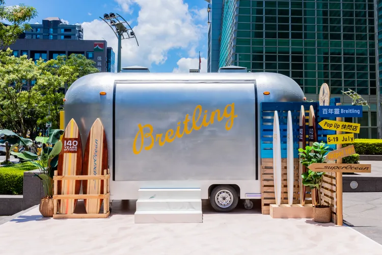 百年靈在台北101購物中心松智廣場打在快閃露營車。品牌提供