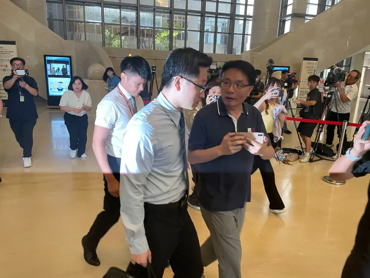 承辦的檢察官陳嘉義(左白短襯衫)、主任檢察官游象吾（中藍色長襯衫）歷經4小時開庭，於下午14時步出地院，但面對媒體詢問並未多做說明。張沛森攝