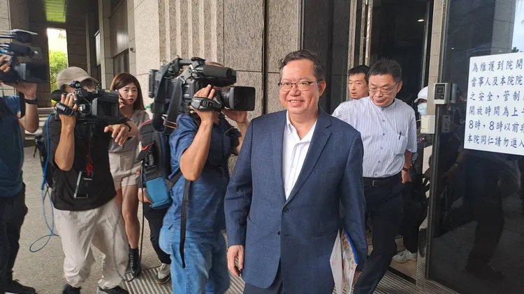 鄭文燦上周六以5百萬元交保步出法院。讀者提供