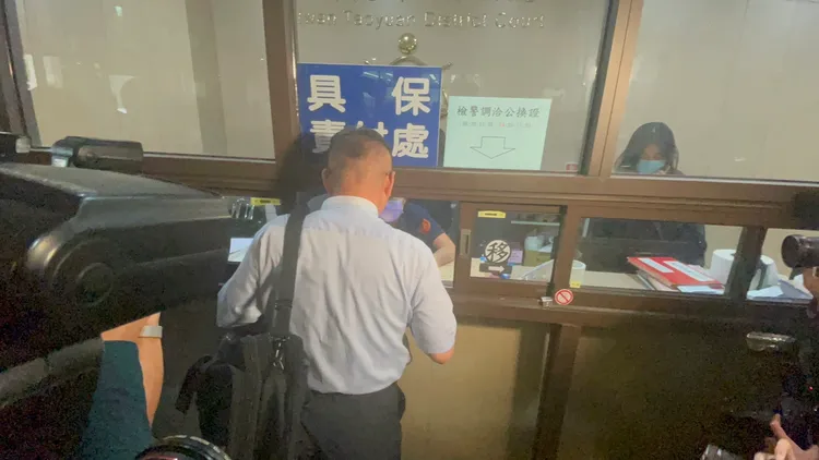 鄭文燦律師在地院裁定提高交保金額至1200萬後，立即補繳新增的700萬。張沛森攝