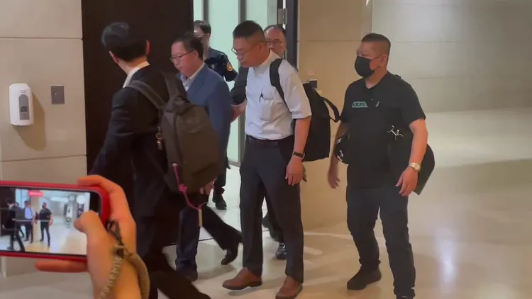 歷經4個小時的羈押庭，加上律師辦保的時間，鄭文燦於下午15時許步出桃園地院，全程抿著嘴不發一語，快步離開桃園地院。張沛森攝