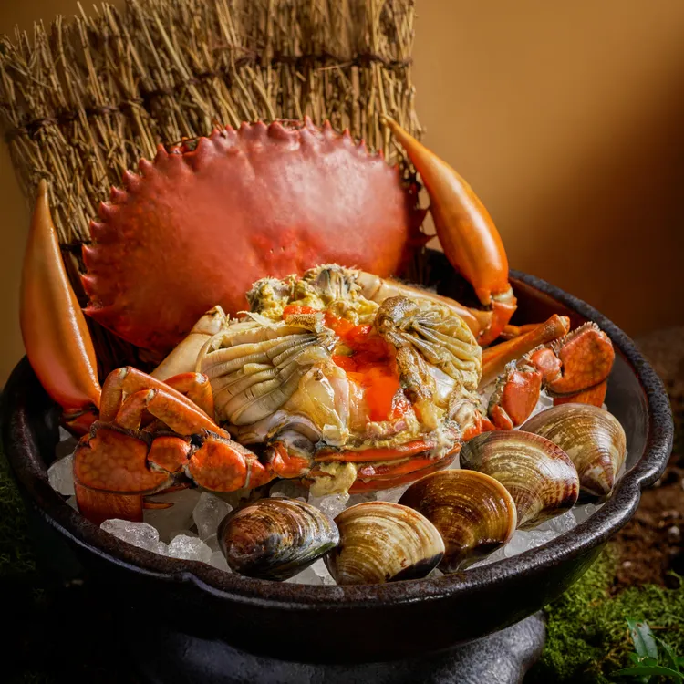 橘色涮涮屋「七夕限定 雙人海陸套餐」使用時令海鮮食材，嚴選滿腹金黃豐厚蟹黃的沙母，為鍋底增添無限鮮美與海味。業者提供