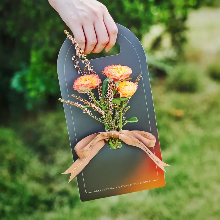 呼應七夕主題「愛的五種語言」核心價值。橘色集團攜手花藝品牌「貳樓有花」打造七夕獨家花禮，凡點購七夕節慶套餐體驗愛的五種語言測驗，即可獲得專屬愛之語限量花卡乙份。業者提供