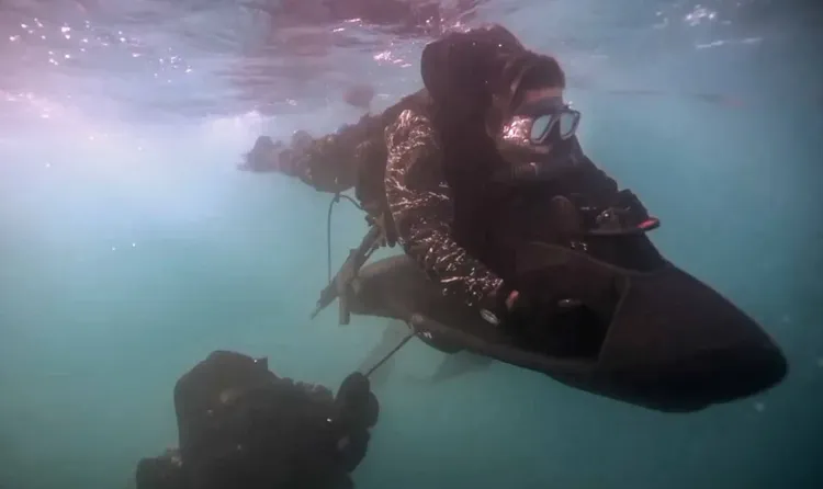 國軍兩棲偵搜大隊的「水中爆破中隊」利用水中推進器提升移動效率。軍聞社提供