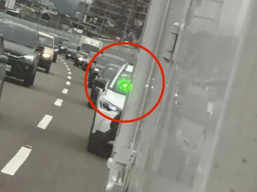 不爽被按喇叭!惡劣駕駛雷射筆照前車後照鏡 國道警要查開罰了