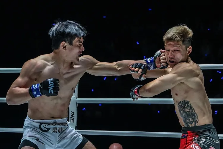 青柳克明（左）本月5日在曼谷出戰ONE Friday Fights 69比賽，擊敗韓國選手。翻攝青柳克明臉書