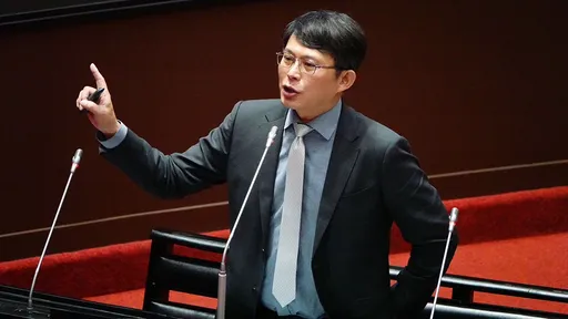鄭文燦應訊前LINE傳訊疑串證　黃國昌：之前為何讓他兩度交保